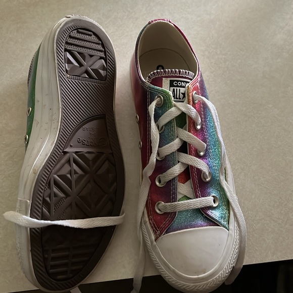 Converse women’s size 6 - Picture 3 of 4